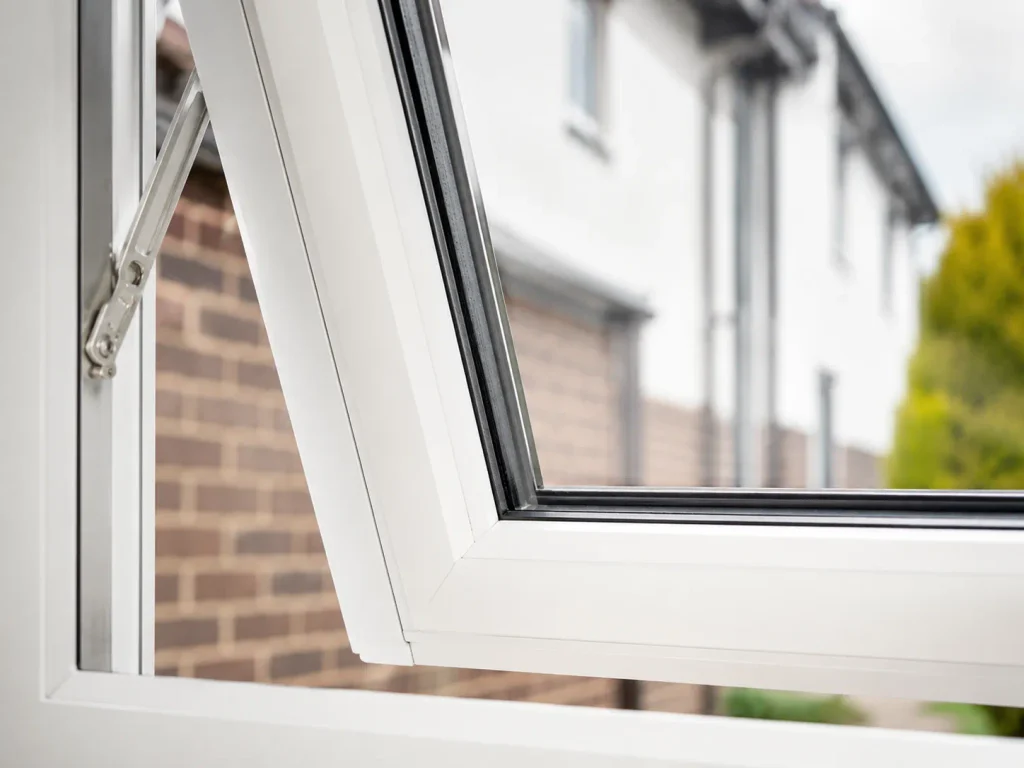 شباك uPVC مفتوح مع لقطة واضحة لحافة الدبل جلاس.